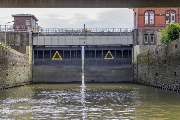 Sluice around Port of Hamburg — ストック写真