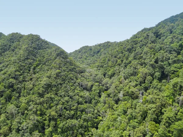 Montanhas cobertas em Langkawi — Fotografia de Stock