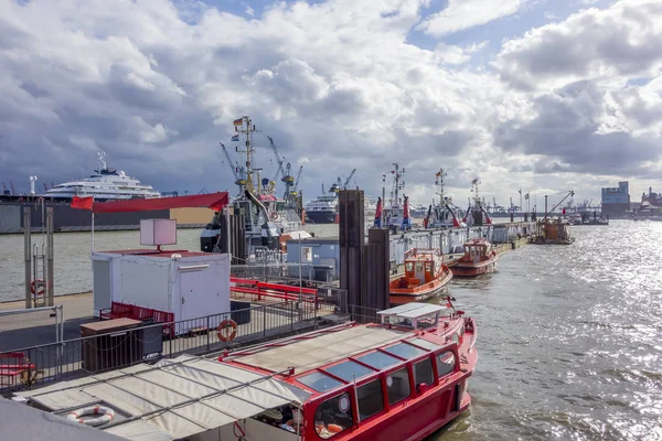 Runt Hamburgs hamn — Stockfoto