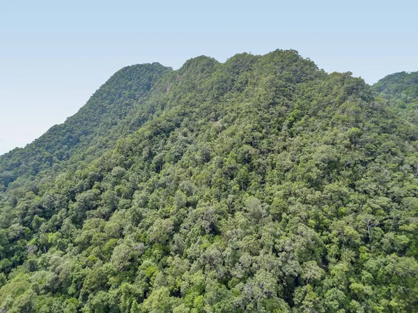 Montanhas cobertas em Langkawi — Fotografia de Stock