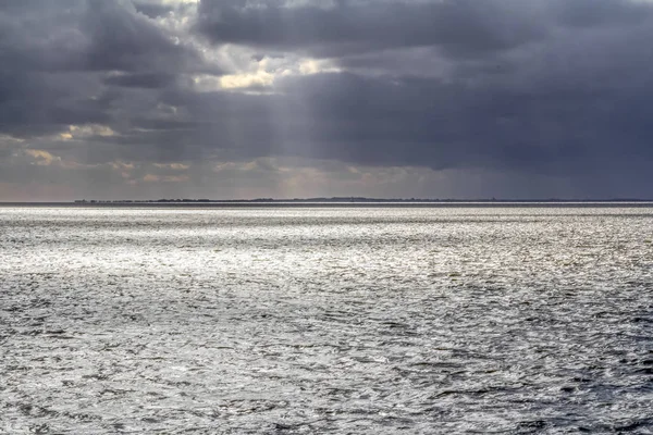 Dramático paisaje costero iluminado en Frisia Oriental —  Fotos de Stock