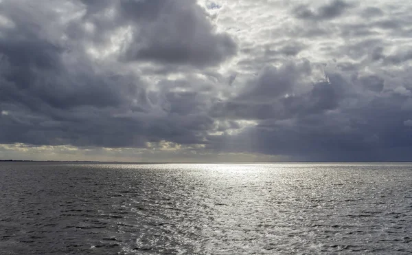 Драматические освещенные прибрежные пейзажи Восточной Фризии — стоковое фото