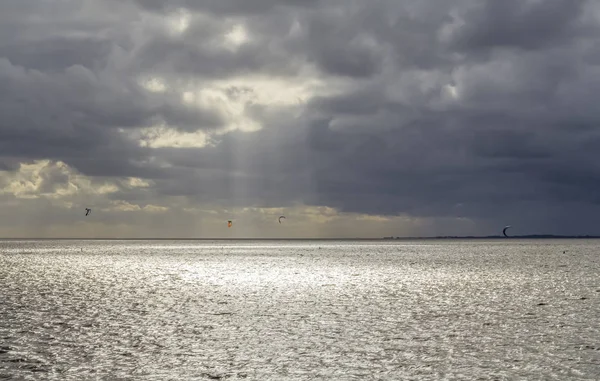 Dramatisch verlicht kustlandschap in Oost-Friesland — Stockfoto