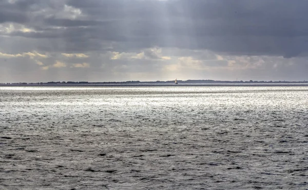 Dramático paisaje costero iluminado en Frisia Oriental — Foto de Stock