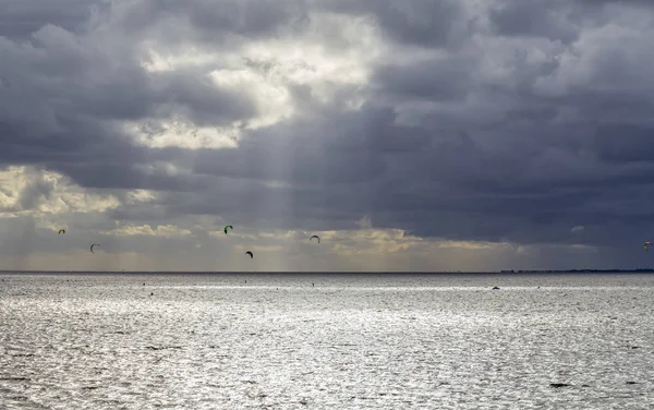 Dramatické osvětlené pobřežní scenérie ve východní Frisii — Stock fotografie