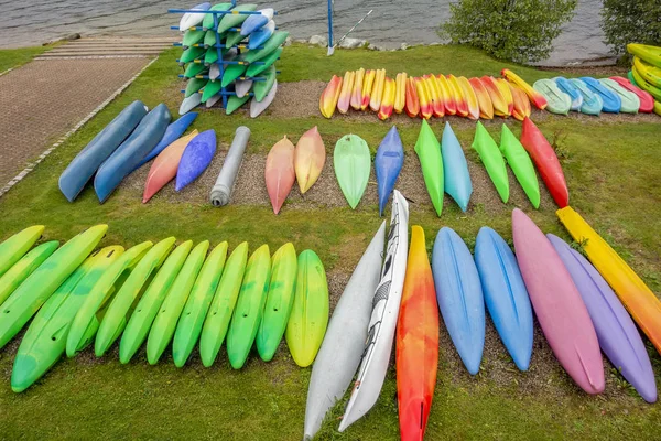 Cenário Ripário Alto Ângulo Mostrando Muitas Canoas Coloridas Deitadas Cabeça — Fotografia de Stock