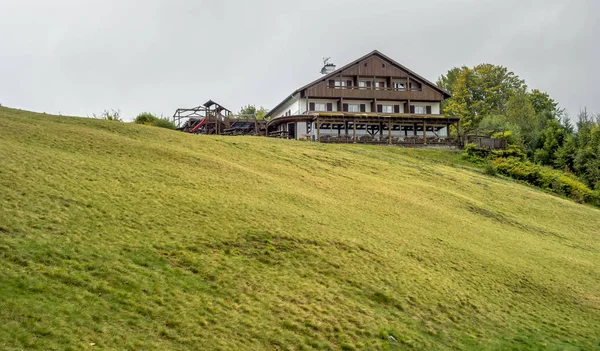 田园诗般的乡村风景 包括在法国Vosges山脉看到的一座小屋 — 图库照片