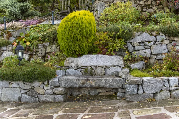 Pemandangan Kebun Indah Termasuk Bangku Batu Yang Terlihat Perancis — Stok Foto