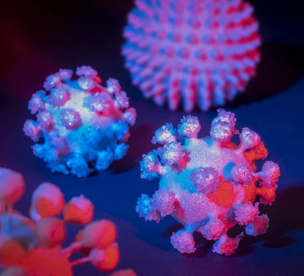 Afbeelding Van Enkele Kleurrijke Verlichte Symbolische Virussen Donkere Rug — Stockfoto