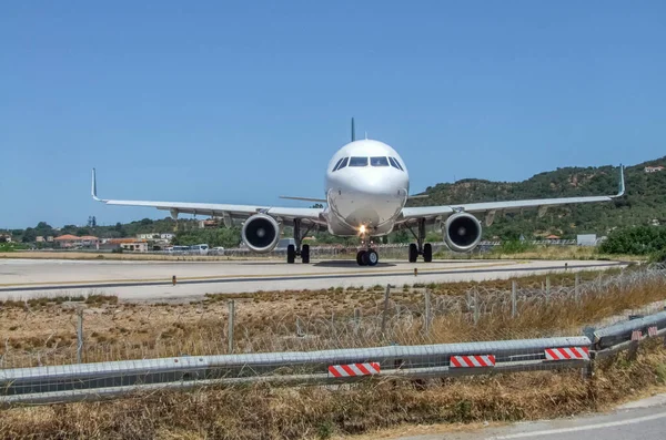 Flygplats Med Flyg Till Skiathos Grekiska Sporaderna — Stockfoto