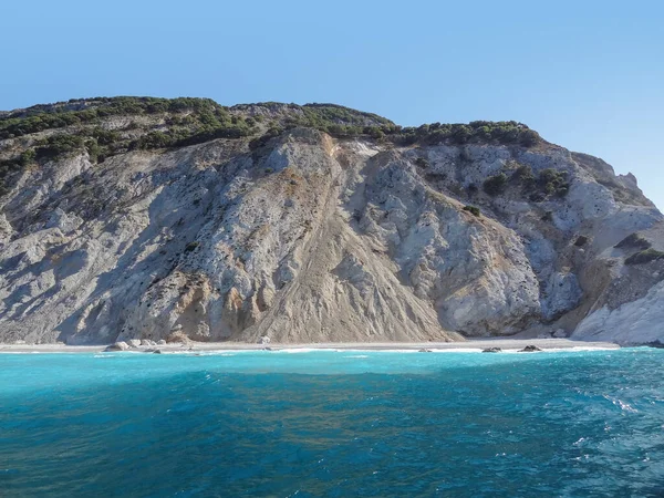 ギリシャのスポーラデス諸島の一つ スキアトスのラリアビーチ周辺の日当たりの良い風景 — ストック写真