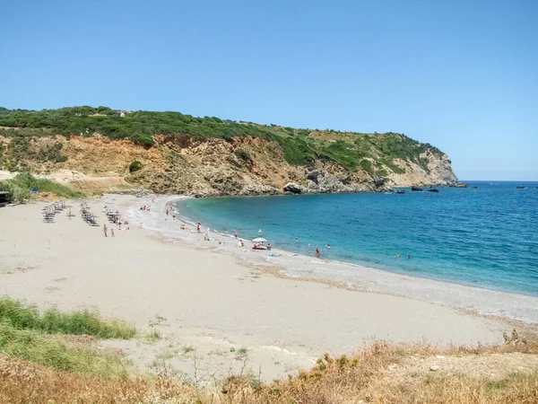 ギリシャのスポーツ諸島の一つであるスキアトスのザネモス周辺の日当たりの良いビーチの風景 — ストック写真