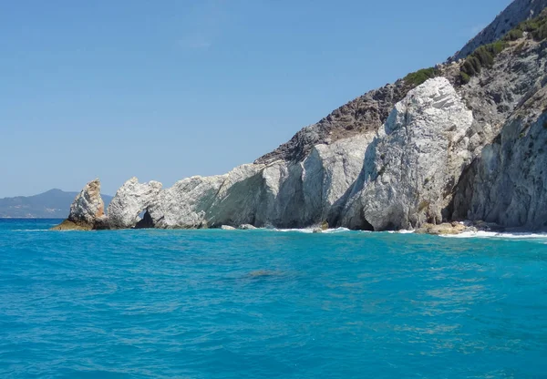 ギリシャのスポーラデス諸島の一つ スキアトスのラリアビーチ周辺の日当たりの良い風景 — ストック写真