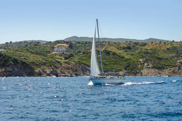 ギリシャのスポーツ諸島の一つであるスキアトスでのセーリングボートと海岸の風景 — ストック写真