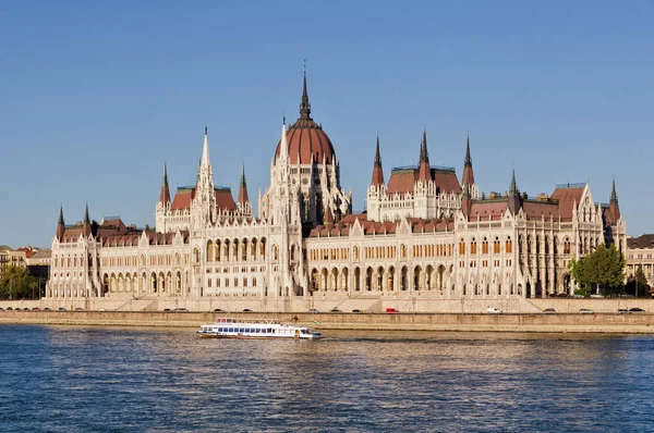 Edificio del Parlamento húngaro - Budapest — Foto de Stock