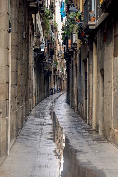 Puddle in an Alley  - Barcelona — Stock Photo, Image