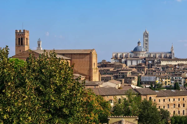 Βασιλική di San Domenico και τον καθεδρικό ναό Duomo - Σιένα — Φωτογραφία Αρχείου