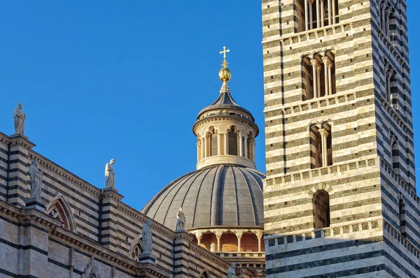 Cúpula y campanario del Duomo - Siena — Foto de Stock