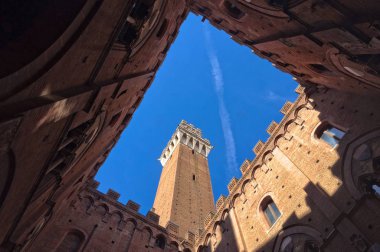 Torre del Mangia avlu - Siena dan