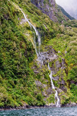 Yumuşak basamaklı şelale - Milford ses