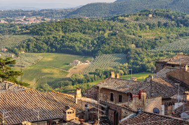 Bahçelerinde şehir surları - Montepulciano altında