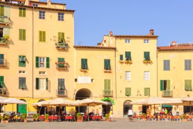 Piazza Anfiteatro - Lucca