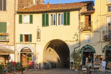 Piazza Anfiteatro - Lucca
