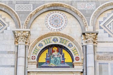 Duomo - Pisa sol kapı yukarıda lunette