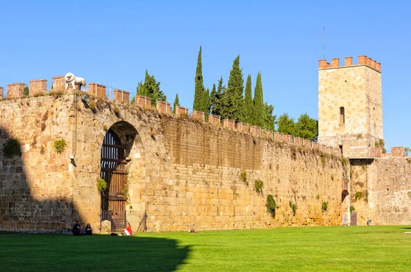 Walls behind the Battistero - Pisa — Stock Photo, Image