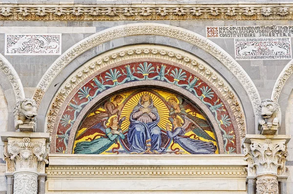 Обед над средней дверью собора Дуомо - Пиза — стоковое фото