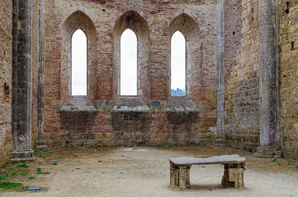 台無しにされた大修道院 - はサン ガルガノ修道院の祭壇 — ストック写真