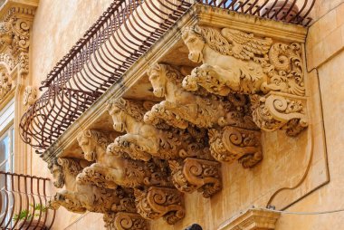 Kanatlı atlar - Noto