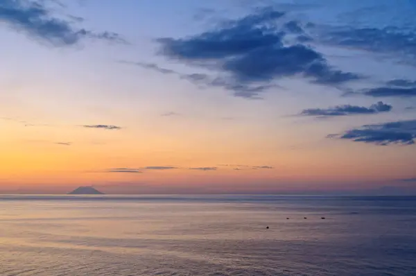 Crepúsculo sobre o Mar Tirreno - Tropea — Fotografia de Stock