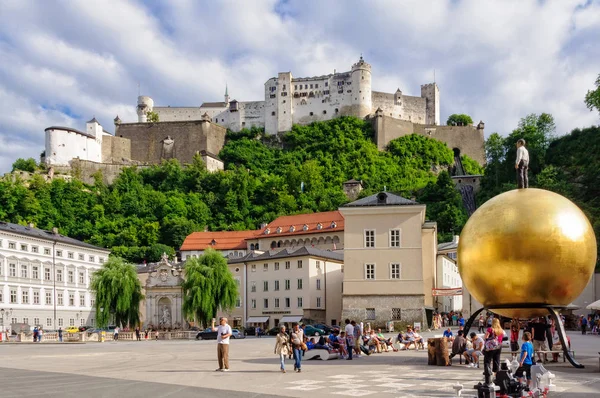 Castillo de Hohensalzburg y Kapitelplatz - Salzburgo — Foto de Stock