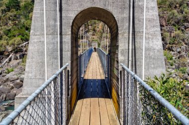 Katarakt Gorge - Launceston içinde asma köprü