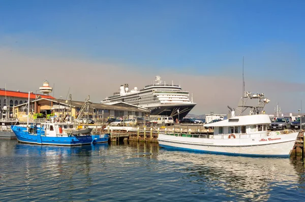 Barcos pesqueros y un crucero - Hobart — Foto de Stock