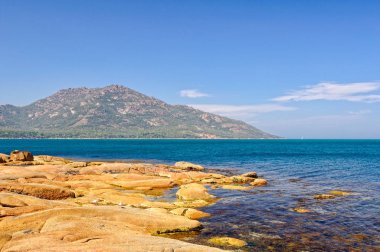 Kırmızı kayalar ve masmavi bir deniz - Coles Bay