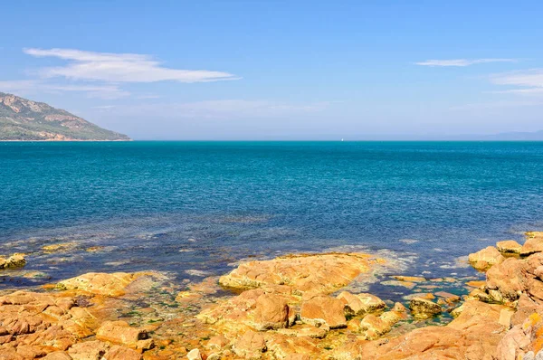 Красные скалы и голубая вода - Coles Bay — стоковое фото