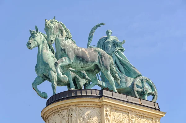 Vrouwelijke standbeeld van vrede - Budapest — Stockfoto