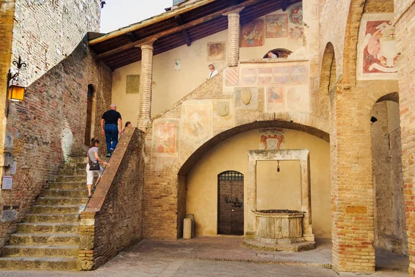 Patio del Museo Civico - San Gimignano — Foto de Stock