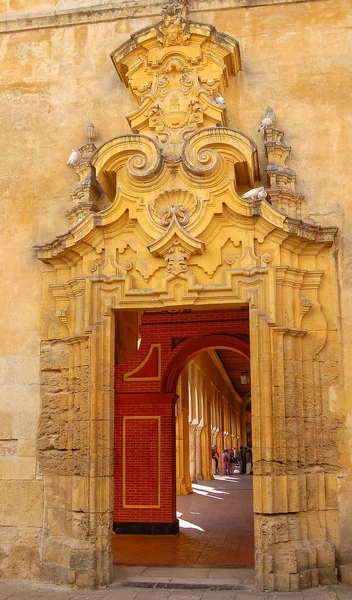 Πόρτα πλευρά για τον καθεδρικό ναό Mezquita - Κόρδοβα — Φωτογραφία Αρχείου