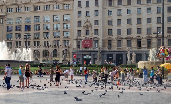 Alimentar a las palomas - Barcelona — Foto de Stock