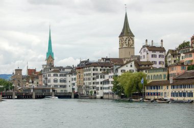 St Peter Kilisesi ve Bayan kilise - Zürih