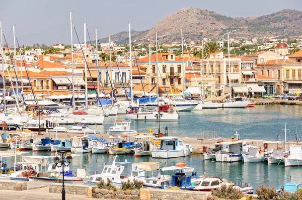 Rušného přístavu Aegina — Stock fotografie