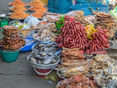 Piyasada balık ve sosis - Cho An Binh, Vietnam