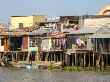 Barakalar, Mekong Deltası 'ndaki Hau Nehri' ni gösteriyor.