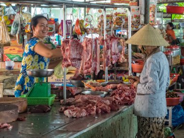 Piyasada gülümseyen et satıcısı Cho An Binh, Vietnam