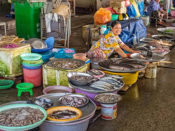 Продавец Кузнечной Рыбы Рынке Бинь Вьетнам — стоковое фото