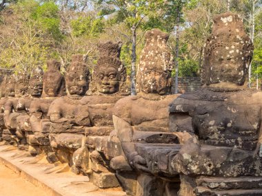 Angkor Thom 'un Güney Kapısı' ndaki Asuras (iblisler) heykelleri - Siem Reap, Kamboçya