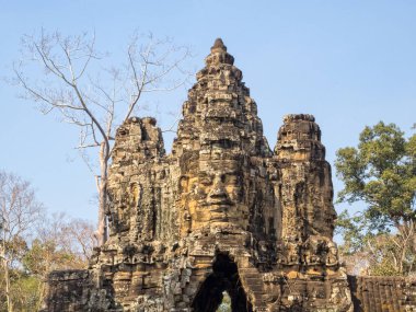 Angkor Thom 'un güney kapısının en üst bölümü Siem Reap, Kamboçya